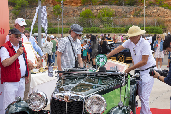 MG PA (1934) an der Mallorca Classic Week 2021 – Das Concours-Diplom wird verstaut.