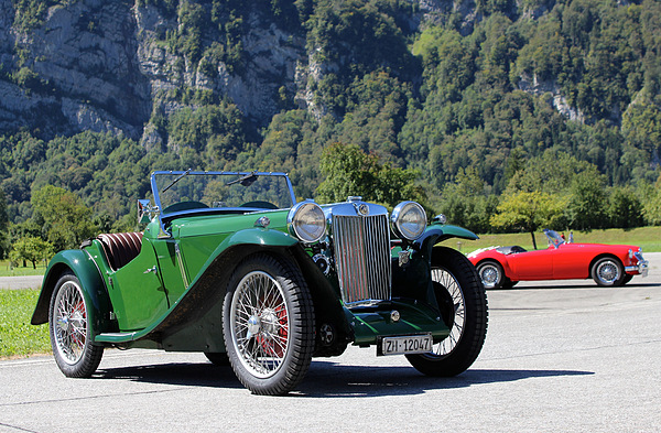 MG PB am British Car Meeting 2011 in Mollis - im Hintergrund sein Nachfahrer MG A