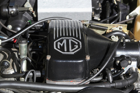 MG RV8 (1995) - MG sign on the engine (1995)