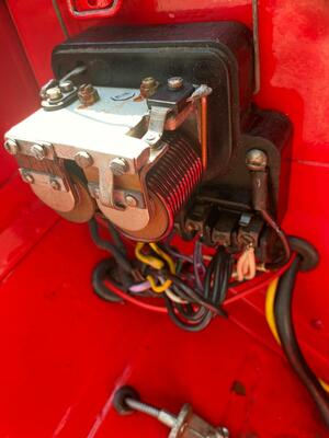 MG TC (1948) - Der Gleichstroregler für die Lima mit Sicherungskasten musste erneuert werden