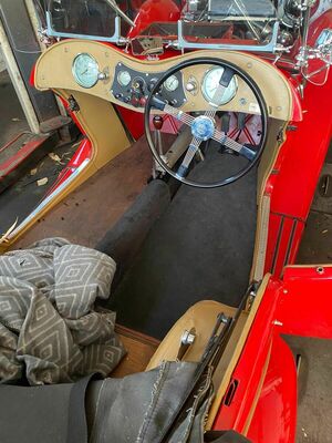 MG TC (1948) - Der neue Teppich wird verlegt