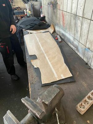 MG TC (1948) - Der neue Teppich wird zugeschnitten