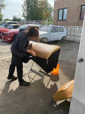 MG TC (1948) - Sarah kümmert sich um das Leder