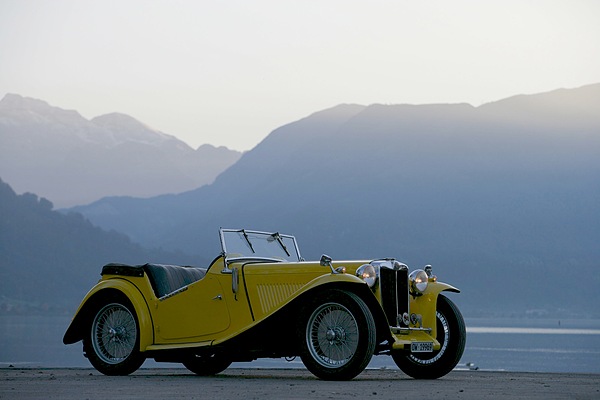 Von der Idee aber orientiert sich der Mazda MX-5 aber eher an den MG Midgets, die es nach dem Krieg u.B. als TC ...