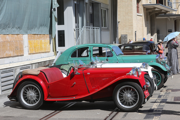 Image: MG TC (1948) - in a duet in the Swiss colors - Older Classics August 2024