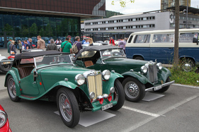 MG TC (1949) neben einem TD mit kleineren Rädern – Swiss Classic World Luzern 2022