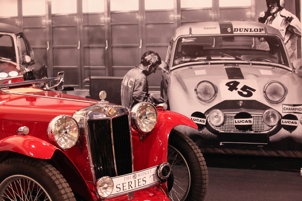 Bild: MG TC auf dem Clubstand vor passendem Bild - gesehen an der Techno Classica 2016