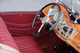MG TD Mk II Competition (1951) - das Lenkrad sitzt nahe am Fahrer (1951)