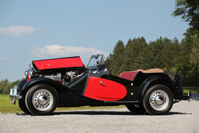 MG TD Mk II Competition (1951) - die Motorhaube öffnet nach oben im Stil der Vorkriegsautomobile