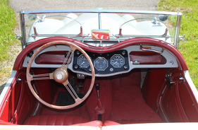 MG TF (1954) - Armaturen im Zentrum, auch der Beifahrer darf mitschauen