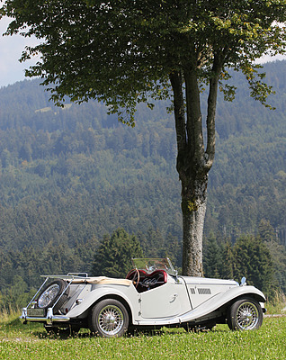 MG TF (1954) - das Gepäck musste weitgehend auf dem Heckgepäckträger transportiert werden, im Innern hat es nur Platz für Verdeck und Seitenscheiben