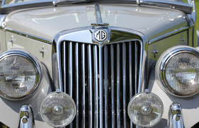 MG TF (1954) - das MG-Zeichen stolz auf dem Kühler tragend