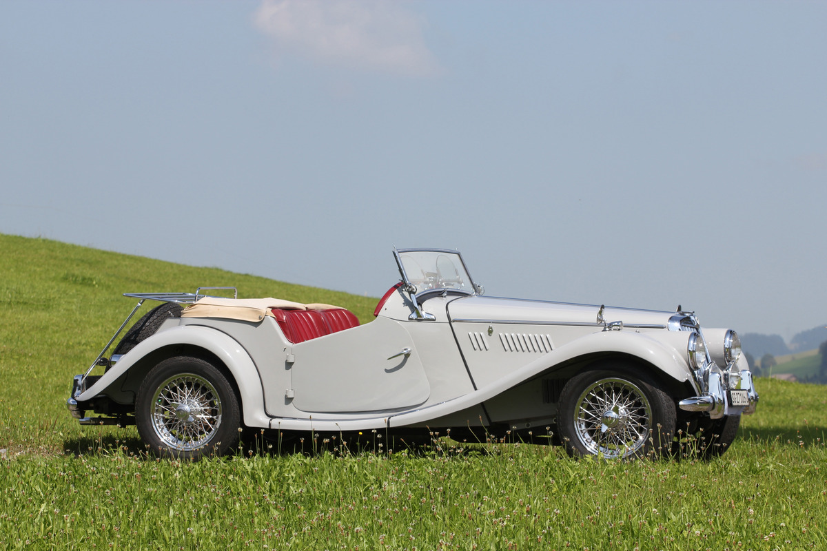MG TF (1954) - lange Motorhaube, tief geschnittene Türen, typische Vorkriegs-Roadster-Form