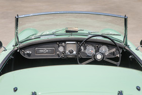 MGA Twin Cam (1959) - knapp geschnittenes Cockpit