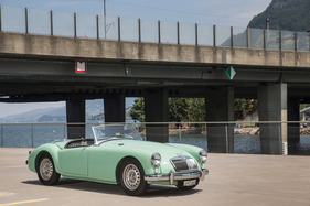 MGA Twin Cam (1959) - niedrige Gürtellinie und sanfte Rundungen