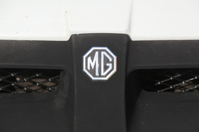 MGB GT (1976) - das Logo mit dem berühmten Oktagon