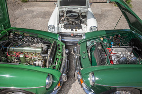 MGB GT V8 (1974) - drei Motorvarianten, rechts der Vierzylinder, links der Sechszylinder im MGC und hinten der V8 im MGB GT V8