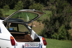 MGB GT V8 (1974) - mit Federn wird die Klappe offen gehalten