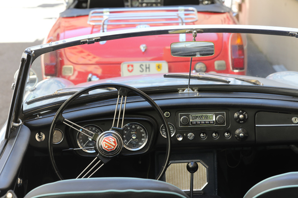MGB unter sich, einmal von innen und einmal von hinten - British Car Meeting Motorworld Kemptthal 2025