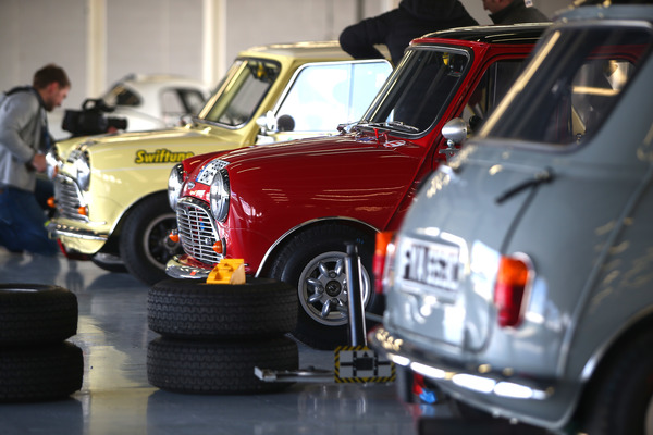 MIni Coopers an den Boxen - Silverstone Classic 2017