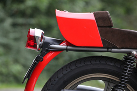 MV Agusta 832 Monza (1978) - Sattelhöcker mit eingebautem Stauraum