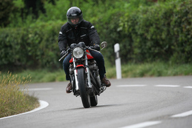 MV Agusta 832 Monza (1978) - baut trotz des Reihenvierzylinders kompakt