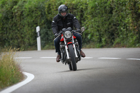 MV Agusta 832 Monza (1978) - der Lenker ist stark gekröpft und nichts für Tourenfahrer MV Agusta 832 Monza (1978) - der Lenker ist stark gekröpft und nichts für Tourenfahrer