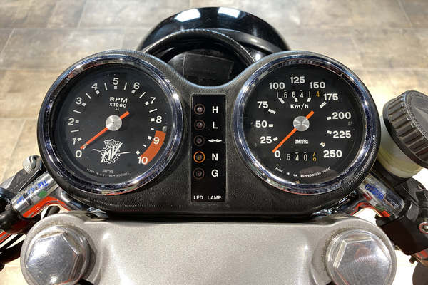 MV Agusta 832 Monza (1978) - die Instrumente von Smiths sind klar gezeichnet