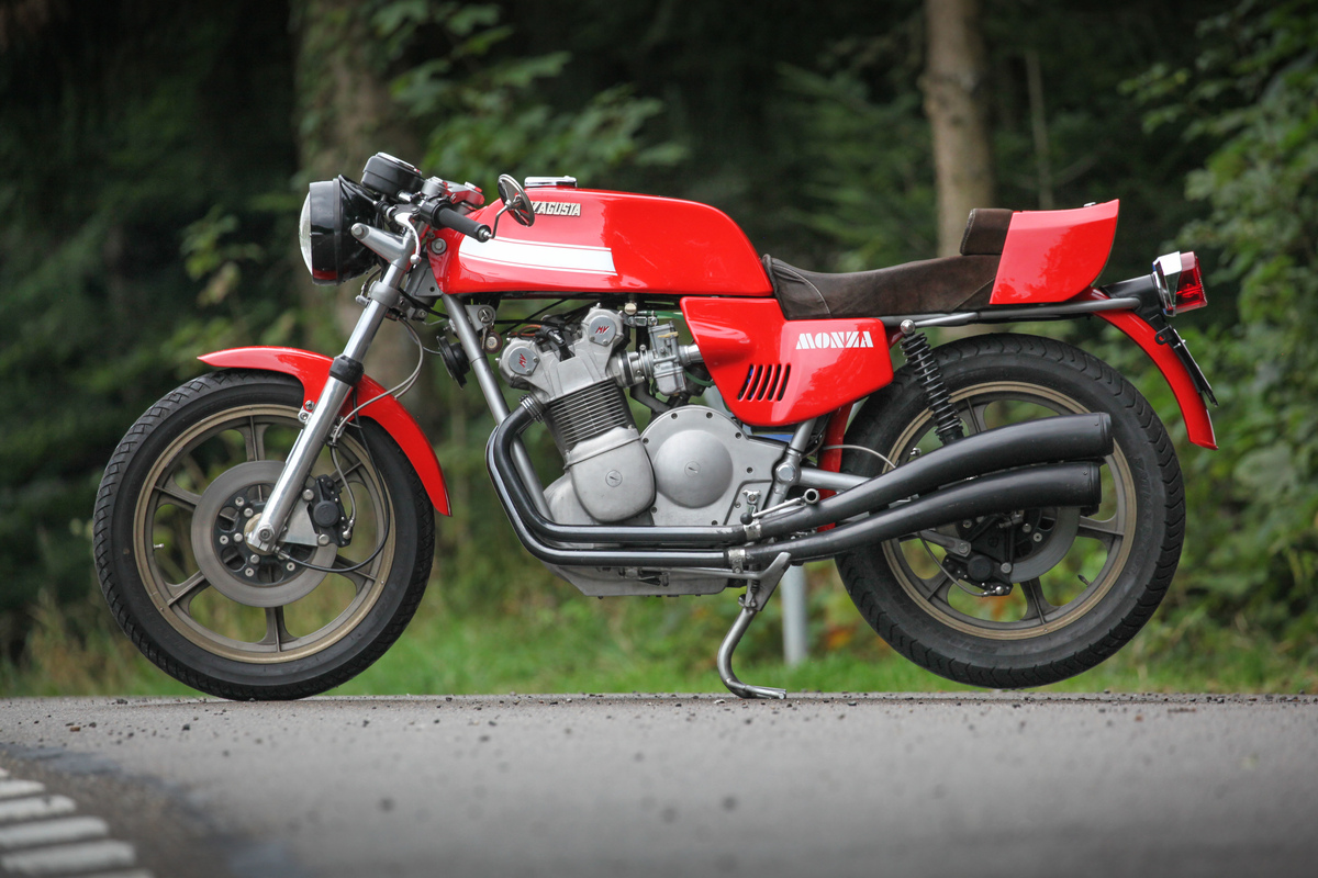 MV Agusta 832 Monza (1978) - klassische Architektur mit Rohrahmen, grossem Tank und Sattelhöcker