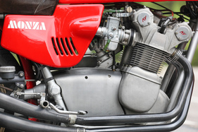 MV Agusta 832 Monza (1978) - mit Lösen von zwölf Schrauben lässt sich der Oberteil des Motors, das sogenannte Zylinderbankett, abnehmen
