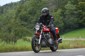 MV Agusta 832 Monza (1978) - viele Rippen tragen zur Kühlung des bis 10'000 drehenden Vierzylinders bei MV Agusta 832 Monza (1978) - viele Rippen tragen zur Kühlung des bis 10'000 drehenden Vierzylinders bei