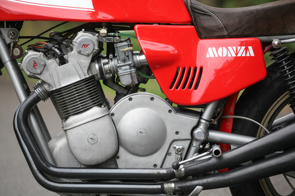 MV Agusta 832 Monza (1978) - zwei obenliegende Nockenwellen für den Reihenvierzylinder