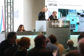 Maarten Ten Holder schwingt den Hammer - Bonhams Versteigerung "Les Grandes Marques du Monde à Paris" 2024 Maarten Ten Holder schwingt den Hammer - Bonhams Versteigerung "Les Grandes Marques du Monde à Paris" 2024