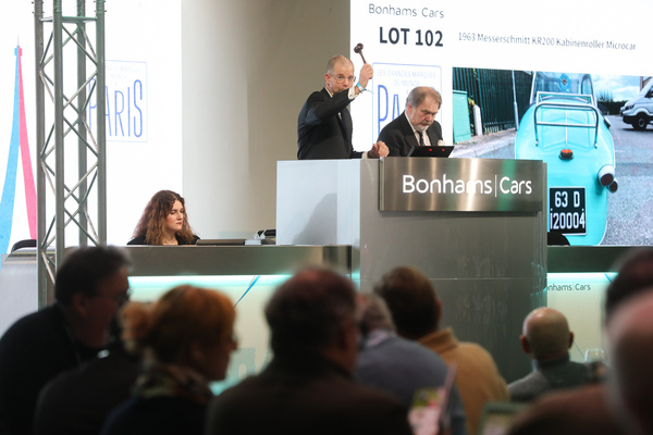 Maarten Ten Holder schwingt den Hammer - Bonhams Versteigerung "Les Grandes Marques du Monde à Paris" 2024