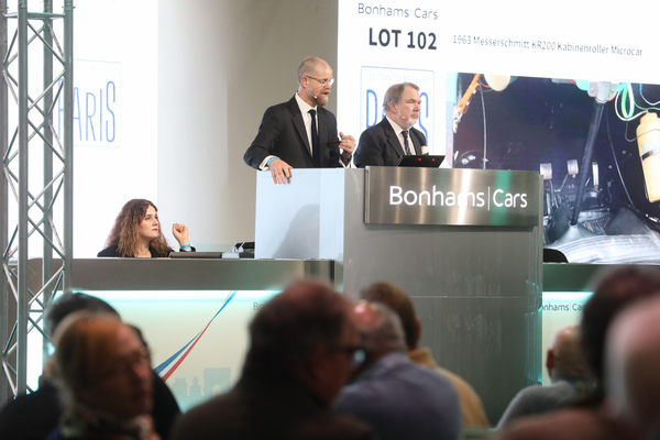 Maarten Ten Holder und Malcolm Barber als Auktionatoren - Bonhams Versteigerung "Les Grandes Marques du Monde à Paris" 2024
