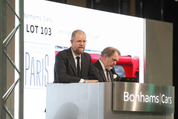 Maarten Ten Holder und Malcolm Barber als Auktionatoren - Bonhams Versteigerung "Les Grandes Marques du Monde à Paris" 2024