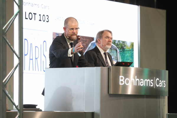 Maarten Ten Holder zählt das Lot herunter - Bonhams Versteigerung "Les Grandes Marques du Monde à Paris" 2024