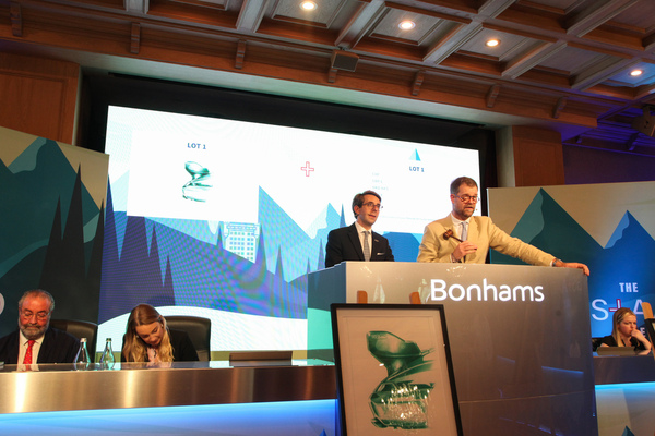 Maarten ten Holder mit dem Hammer, Paul Darvill erklärte die Autos - Bonhams Gstaad Versteigerung vom 3. Juli 2022