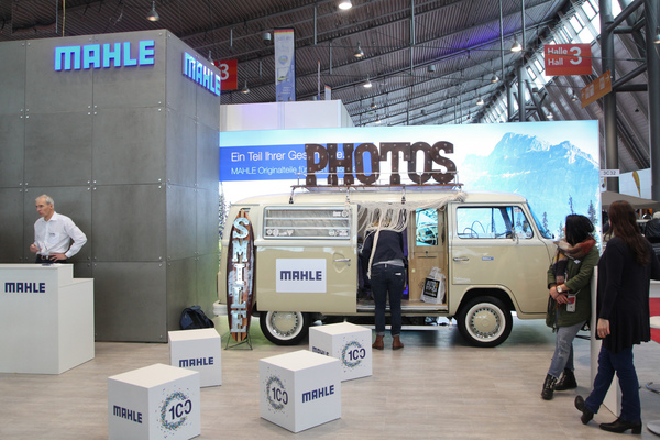 Mahle brachte wieder den Foto-VW-Bus-Bulli nach Stuttgart - Retro Classics Stuttgart 2020