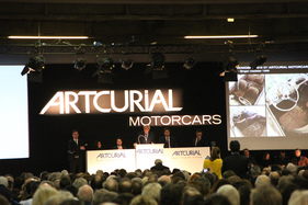 Maître Poulain schwingt seinen Hammer in der Versteigerung des Jahrhundertscheunenfundes am 6. Februar 2015 Maître Poulain schwingt seinen Hammer in der Versteigerung des Jahrhundertscheunenfundes am 6. Februar 2015