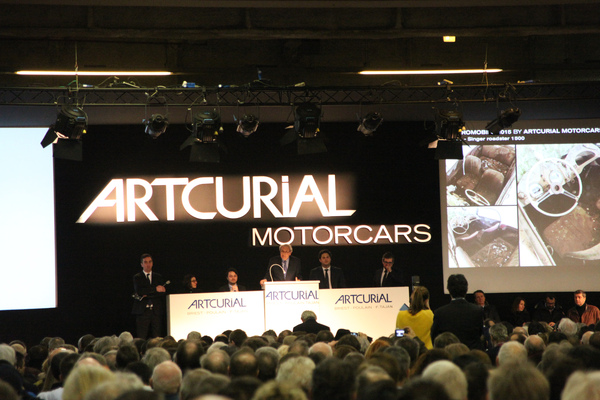 Maître Poulain schwingt seinen Hammer in der Versteigerung des Jahrhundertscheunenfundes am 6. Februar 2015