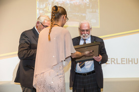 Maja Guetg übergibt Ruedi Müller den "Door Opener Award" – Swiss Classic Award 2021 Maja Guetg übergibt Ruedi Müller den "Door Opener Award" – Swiss Classic Award 2021