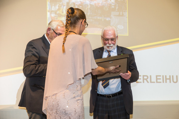 Maja Guetg übergibt Ruedi Müller den "Door Opener Award" – Swiss Classic Award 2021