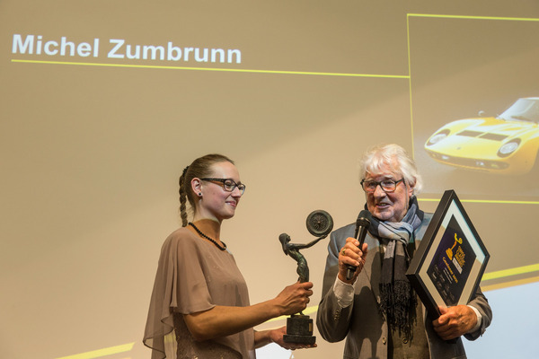 Bild Maja Guetg überreicht Michel Zumbrunn den "Lifetime Award" – Swiss Classic Award 2021
