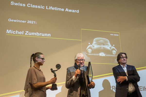 Maja Guetg überreicht Michel Zumbrunn den "Lifetime Award" – Swiss Classic Award 2021
