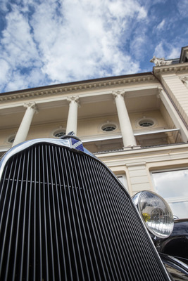 Majestätisch integrierte sich der Kühler des Talbot in die historische Architektur.