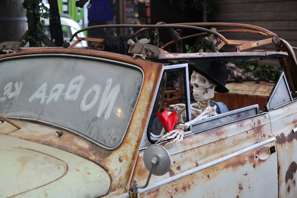 Makaber - Knochengerippe fährt einen VW Käfer - Motorworld Classics Bodensee 2019