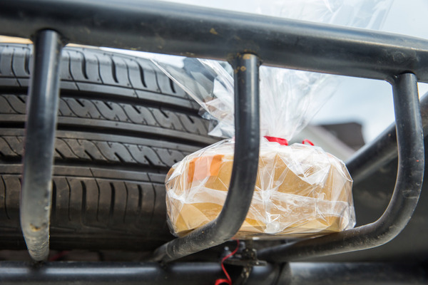 Man braucht nicht nur ein Reserverad sondern auch Schweizer Käse auf einer solchen Rallye - Rallye Peking Paris 2024