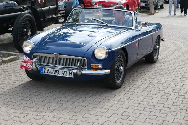 Man erkennt ihn an der breiten Hutze auf der Motorhaube: MGC Roadster mit Sechszylinder von 1968 – Einbecker Oldtimertage 2025