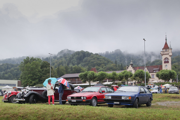 Man kann auch mit dem Schirm signalisieren, für welche Autos man sich interessiert - Albisgütli Classics - Cars & Bikes August 2021